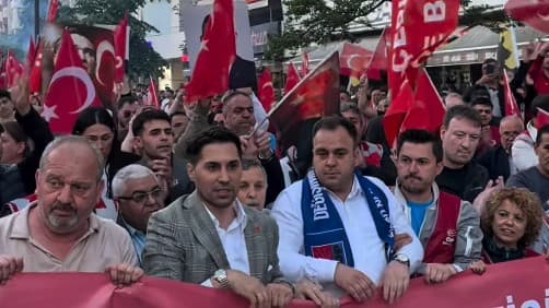 CHP ‘LİLER MUTLAK BUTLAN KARARINI PROTESTO ETMEK İÇİN BELEDİYE MEYDANINA YÜRÜDÜ